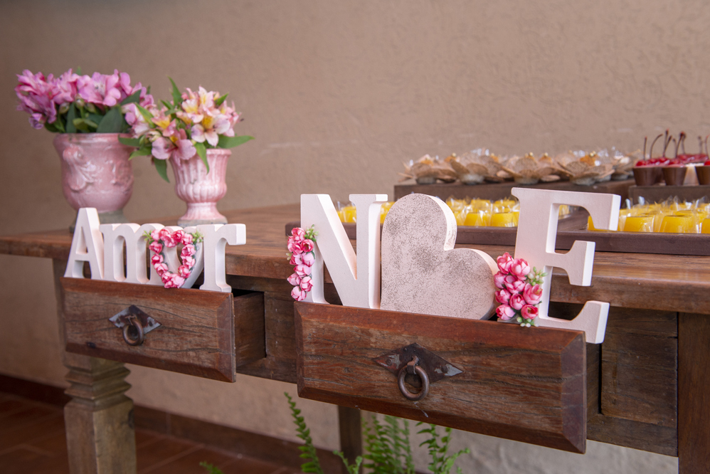 Fotógrafo de casamento em Niterói Rio de Janeiro Nossa Casa Estúdio Decoração rústica bolo de festa com docinhos  salao de festas tendências 2019 acessórios noiva noivo casamento na praia no campo muro inglês naked cake flores melhor fotografia 
