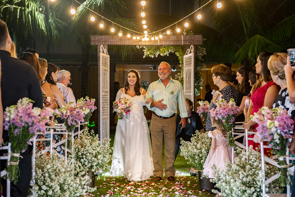 Entrada da noiva com pai no altarNossa Casa Estúdio Fotógrafo de Casamento em Rio de Janeiro Niterói Maricá cerimônia com noivo entrando no altar com irmã decoração rústica com flores e fotografia 2019 e 2020 melhor foto criativa religioso emoção 