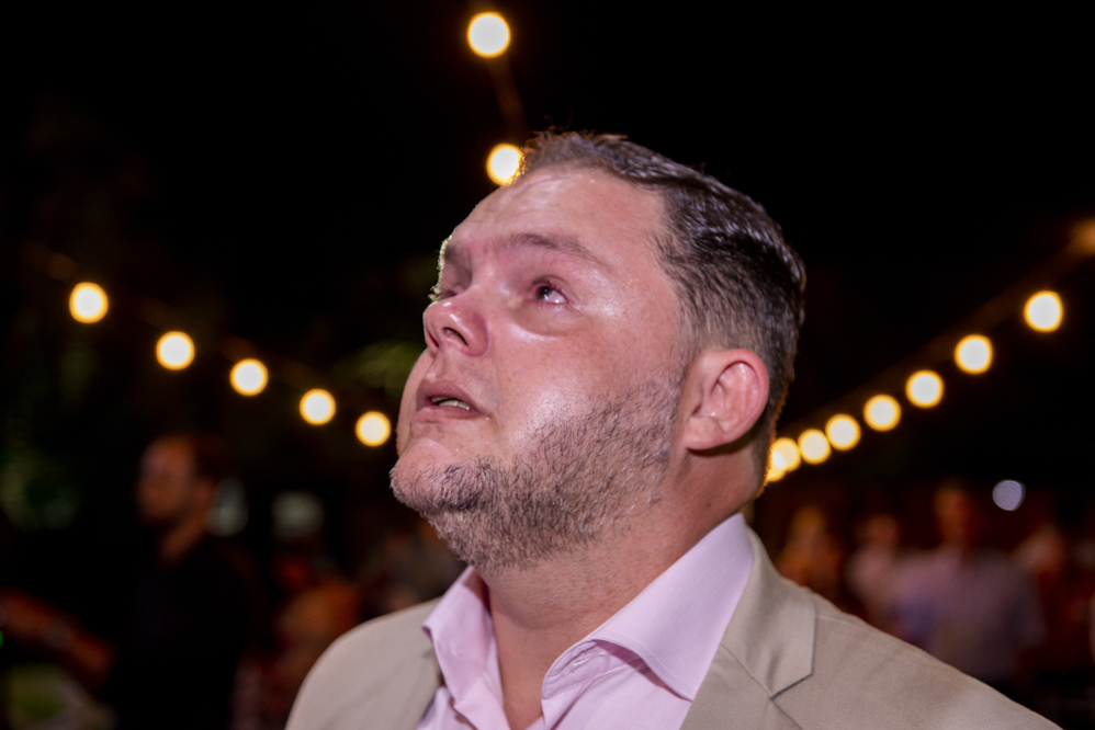 Nossa Casa Estúdio Fotógrafo de Casamento em Rio de Janeiro Niterói Maricá cerimônia com noivo entrando no altar com irmã decoração rústica com flores e fotografia 2019 e 2020 melhor foto criativa festa de casamento religioso com emoção fotos espontâneas