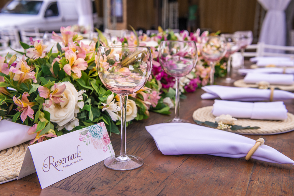 Fotógrafo de casamento em Niterói Rio de Janeiro Nossa Casa Estúdio Decoração rústica bolo de festa com docinhos  salao de festas tendências 2019 acessórios noiva noivo casamento na praia no campo muro inglês naked cake flores melhor fotografia 