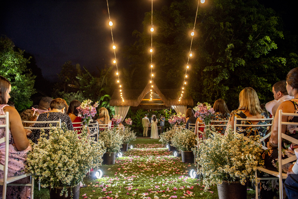 Nossa Casa Estúdio Fotógrafo de Casamento em Rio de Janeiro Niterói Maricá cerimônia com noivo entrando no altar com irmã decoração rústica com flores e fotografia 2019 e 2020 melhor foto criativa festa de casamento religioso com emoção fotos espontâneas