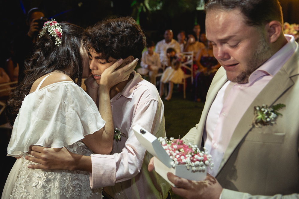 Nossa Casa Estúdio Fotógrafo de Casamento em Rio de Janeiro Niterói Maricá cerimônia com noivo entrando no altar com irmã decoração rústica com flores e fotografia 2019 e 2020 melhor foto criativa festa de casamento religioso com emoção fotos espontâneas