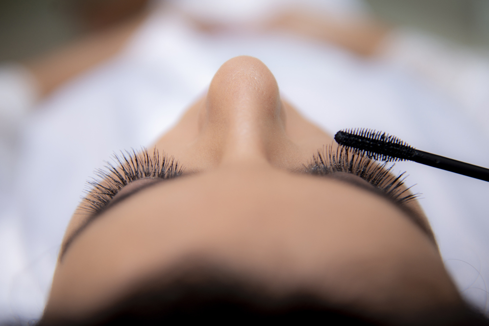 Fotográfo de casamento em Niterói Rio de Janeiro Maricá no recanto dos coqueiros noiva se maquiando com maquiadora em making of com vestido branco antes da cerimônia e festa com Nossa Casa Estúdio maquiagem da noiva batom e cores no espelho 