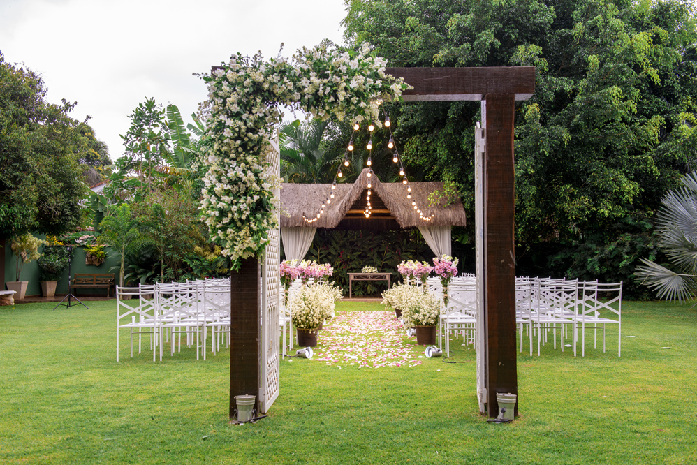 Fotógrafo de casamento em Niterói Rio de Janeiro Maricá Recanto dos coqueiros estilo rústico no campo com flores na cor do ano 2019 living coral com cadeiras brancas aonde receberam os convidados padrinhos e madrinhas decoração fotografia 