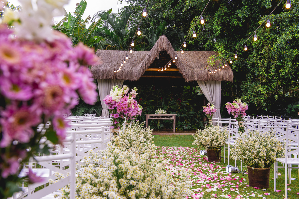 Fotógrafo de casamento em Niterói Rio de Janeiro Maricá Recanto dos coqueiros estilo rústico no campo com flores na cor do ano 2019 living coral com cadeiras brancas aonde receberam os convidados padrinhos e madrinhas decoração fotografia 