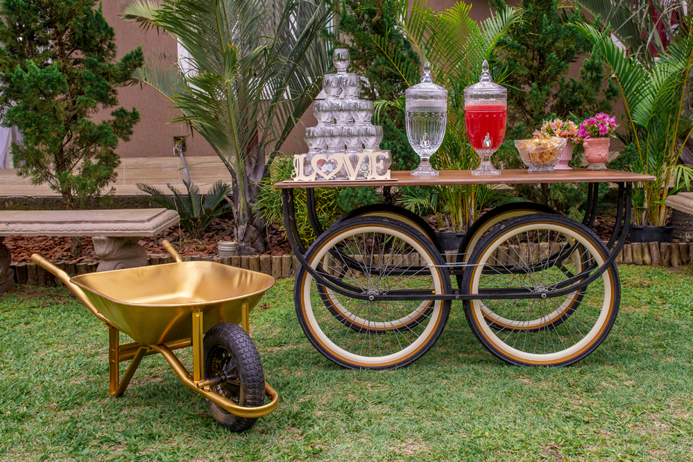 Fotógrafo de casamento em Niterói Rio de Janeiro Nossa Casa Estúdio Decoração rústica bolo de festa com docinhos  salao de festas tendências 2019 acessórios noiva noivo casamento na praia no campo muro inglês naked cake flores melhor fotografia 