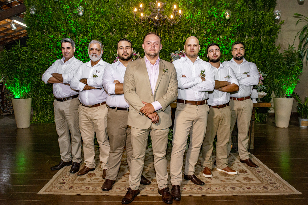 Nossa Casa estúdio fotografia de casamento em Rio de Janeiro Niterói Maricá fotógrafo padrinhos de casamento roupa e terno para noivo com fotografia criativa na mesa do bolo familia do noivo e da noiva estilo de vestuário 