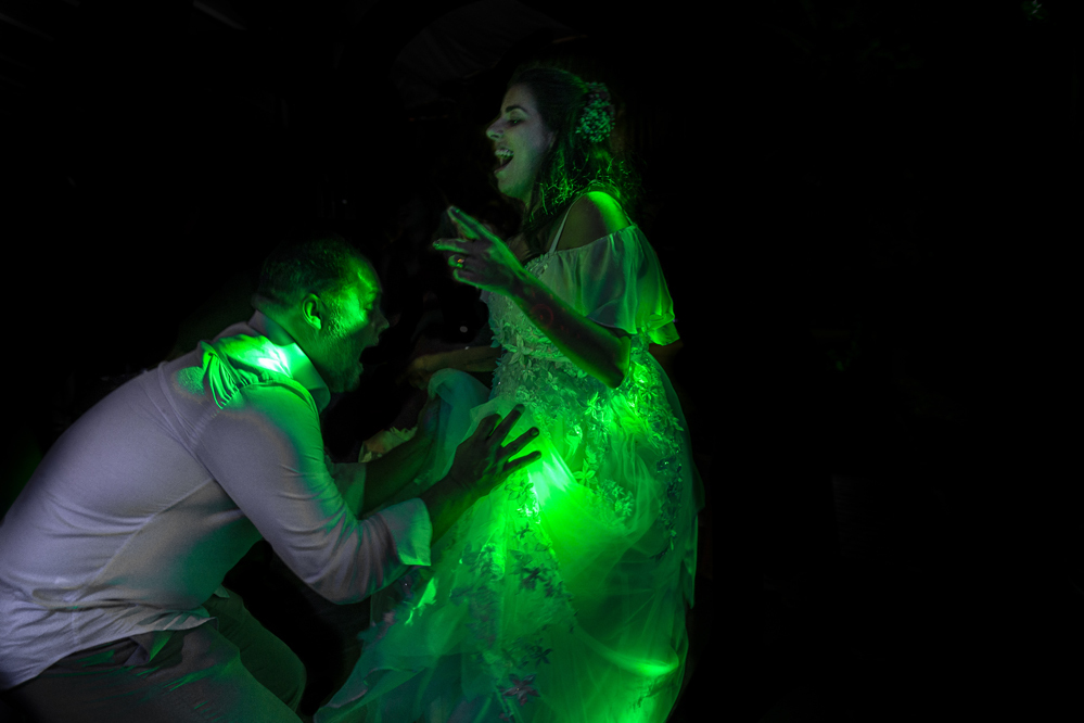 Nossa Casa Estúdio Fotografia de casamento em Niterói Rio de Janeiro e Maricá com noivos em pista de dança fotos criativas e espontâneas no ano de 2019 e 2020 com vestido branco e noivo com terno dançando e banda com música em recanto dos coqueiros 