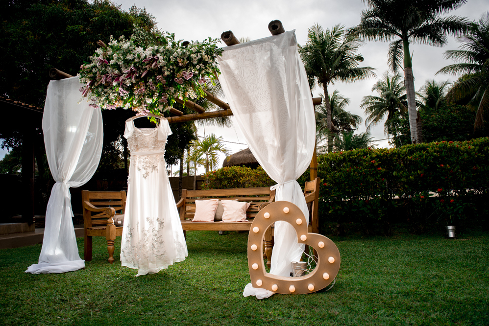 Fotógrafo de casamento em Niterói Rio de Janeiro vestido da noiva branco rendado em um campo rústico com flores em recanto dos coqueiros em Maricá um par cerimonial fotografia na praia ensaio fotográfico noivo casal 