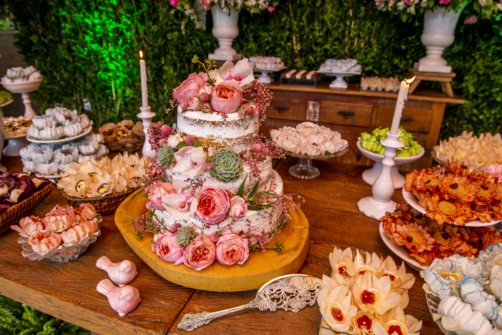 Fotógrafo de casamento em Niterói Rio de Janeiro Nossa Casa Estúdio Decoração rústica bolo de festa com docinhos  salao de festas tendências 2019 acessórios noiva noivo casamento na praia no campo muro inglês naked cake flores melhor fotografia 