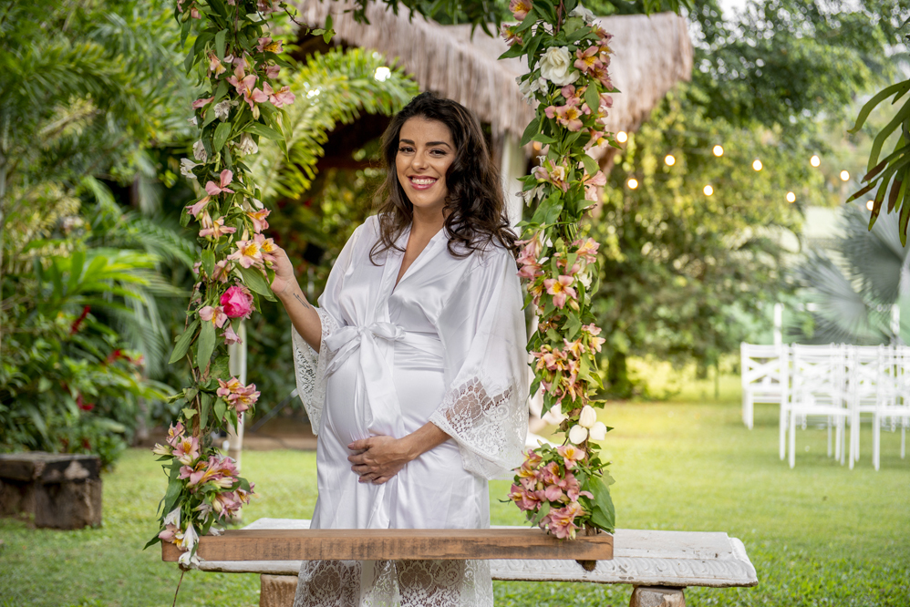 Fotógrafo de casamentos em Niterói Rio de Janeiro Maricá Nossa Casa estúdio Noiva grávida gestante ensaio com hoby no making of em recanto dos coqueiros e vestido da noiva com cabelos soltos e penteados decoração rústica no campo por do Sol