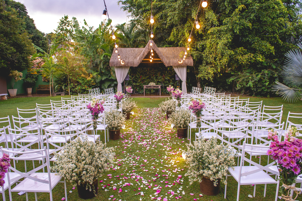 Fotógrafo de casamento em Niterói Rio de Janeiro Maricá Recanto dos coqueiros estilo rústico no campo com flores na cor do ano 2019 living coral com cadeiras brancas aonde receberam os convidados padrinhos e madrinhas decoração fotografia 