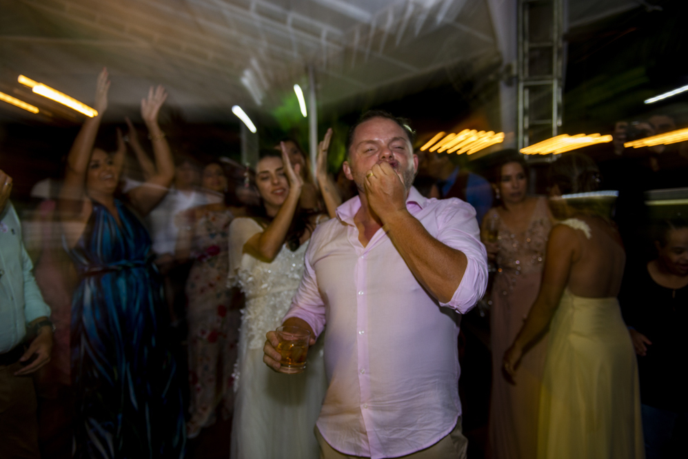 Nossa Casa Estúdio Fotografia de casamento em Niterói Rio de Janeiro e Maricá com noivos em pista de dança fotos criativas e espontâneas no ano de 2019 e 2020 com vestido branco e noivo com terno dançando e banda com música em recanto dos coqueiros 