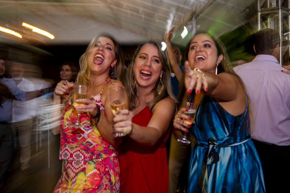 Nossa Casa Estúdio Fotografia de casamento em Niterói Rio de Janeiro e Maricá com noivos em pista de dança fotos criativas e espontâneas no ano de 2019 e 2020 com vestido branco e noivo com terno dançando e banda com música em recanto dos coqueiros 