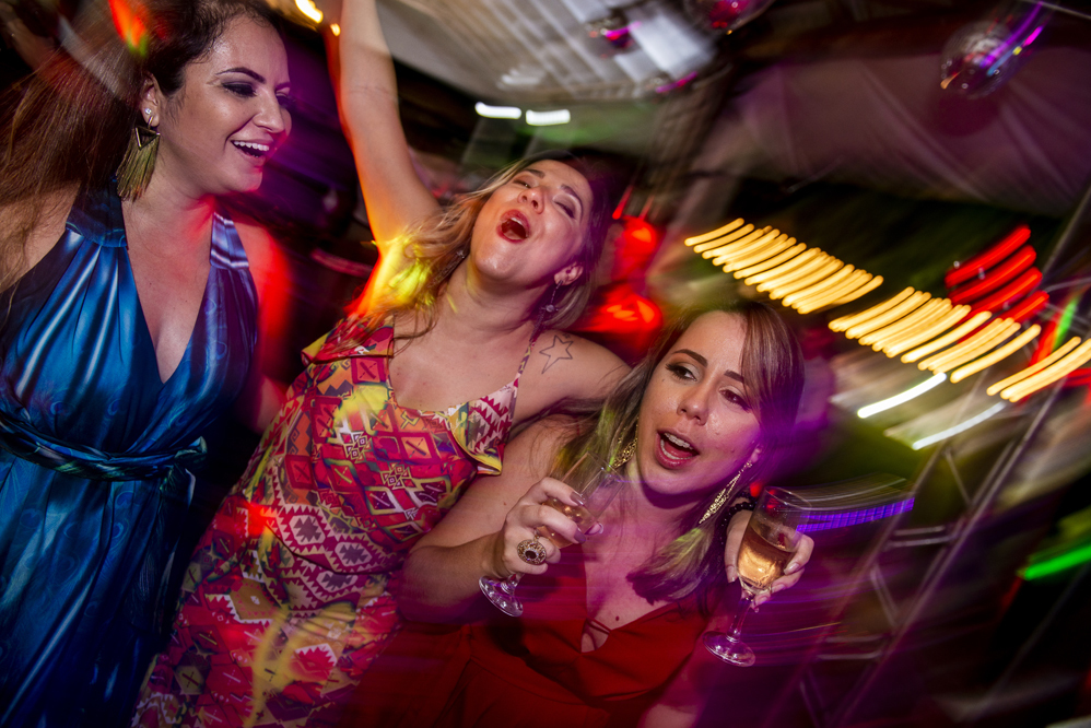 Nossa Casa Estúdio Fotografia de casamento em Niterói Rio de Janeiro e Maricá com noivos em pista de dança fotos criativas e espontâneas no ano de 2019 e 2020 com vestido branco e noivo com terno dançando e banda com música em recanto dos coqueiros 