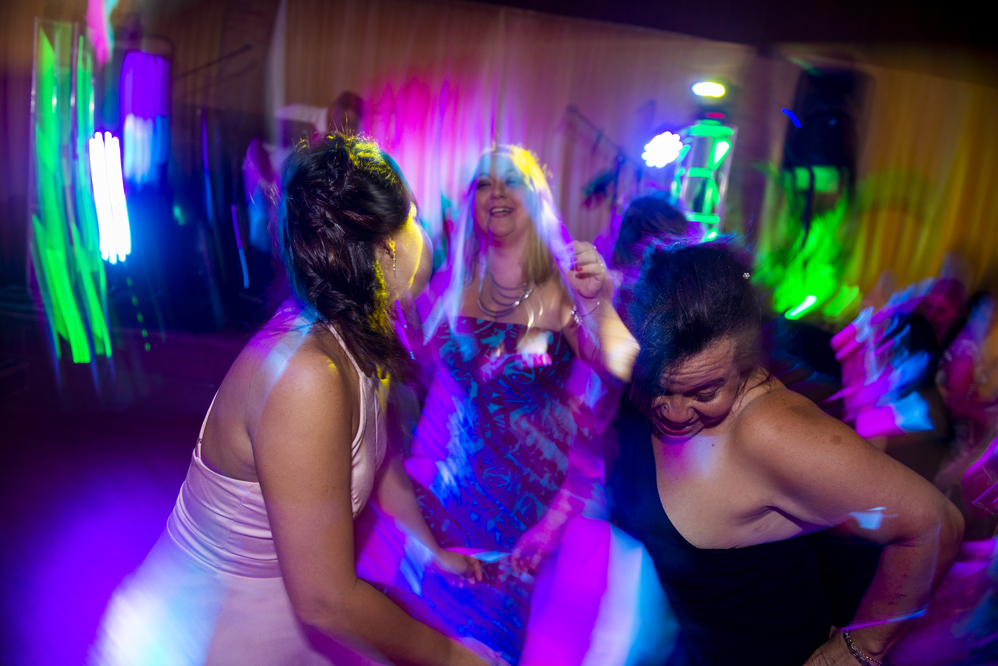 Nossa Casa Estúdio Fotografia de casamento em Niterói Rio de Janeiro e Maricá com noivos em pista de dança fotos criativas e espontâneas no ano de 2019 e 2020 com vestido branco e noivo com terno dançando e banda com música em recanto dos coqueiros 