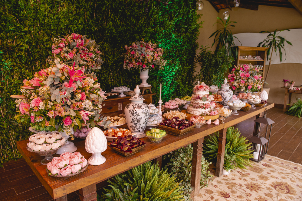 Fotógrafo de casamento em Niterói Rio de Janeiro Nossa Casa Estúdio Decoração rústica bolo de festa com docinhos  salao de festas tendências 2019 acessórios noiva noivo casamento na praia no campo muro inglês naked cake flores melhor fotografia 