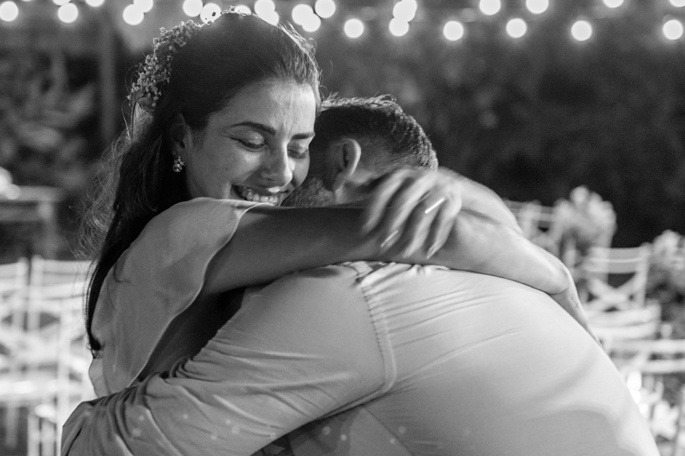 Nossa Casa Estúdio Fotografia de casamento em Niterói Rio de Janeiro e Maricá com noivos em pista de dança fotos criativas e espontâneas no ano de 2019 e 2020 com vestido branco e noivo com terno dançando e banda com música em recanto dos coqueiros 