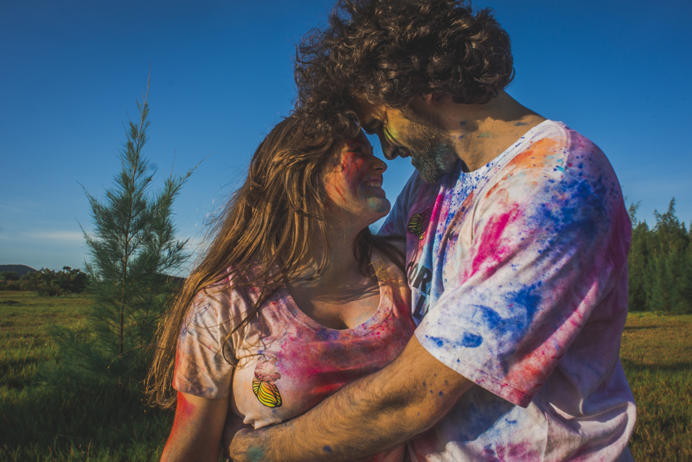Nossa Casa Estúdio Ensaio Pré Wedding fotógrafo de casamento em Niterói Cabo Frio Bùzios Rio de Janeiro Rústico casar na praia de dia  por do sol fotografias criativas roupas para ensaio com tinta em pó colorida ensaio externo profissional Gilson Freitas