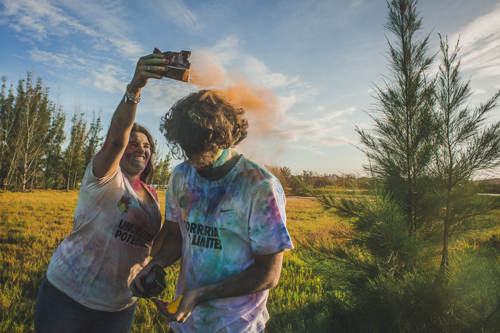 Nossa Casa Estúdio Ensaio Pré Wedding fotógrafo de casamento em Niterói Cabo Frio Bùzios Rio de Janeiro Rústico casar na praia de dia  por do sol fotografias criativas roupas para ensaio com tinta em pó colorida ensaio externo profissional Gilson Freitas