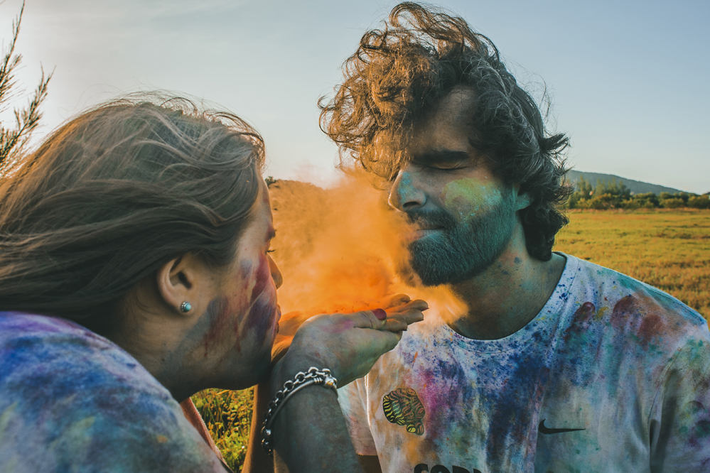 Nossa Casa Estúdio Ensaio Pré Wedding fotógrafo de casamento em Niterói Cabo Frio Bùzios Rio de Janeiro Rústico casar na praia de dia  por do sol fotografias criativas roupas para ensaio com tinta em pó colorida ensaio externo profissional Gilson Freitas