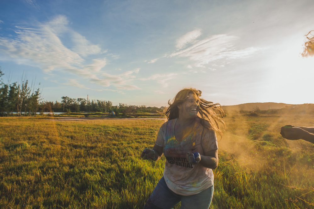 Nossa Casa Estúdio Ensaio Pré Wedding fotógrafo de casamento em Niterói Cabo Frio Bùzios Rio de Janeiro Rústico casar na praia de dia  por do sol fotografias criativas roupas para ensaio com tinta em pó colorida ensaio externo profissional Gilson Freitas