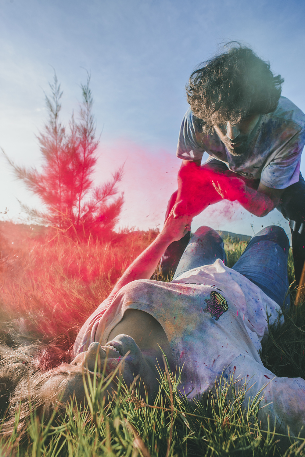 Nossa Casa Estúdio Ensaio Pré Wedding fotógrafo de casamento em Niterói Cabo Frio Bùzios Rio de Janeiro Rústico casar na praia de dia  por do sol fotografias criativas roupas para ensaio com tinta em pó colorida ensaio externo profissional Gilson Freitas
