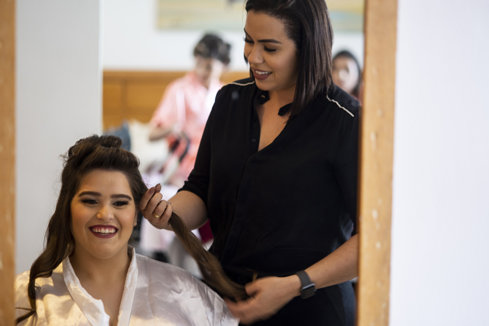 Hotel Atlântico Búzios Nossa Casa Estúdio Fotógrafo de casamento em Niterói Búzios Rio de Janeiro Cabo Frio fotografia profissional da noiva se arrumando em making of maquiadoras batom vestido brando dicas de maquiagem para arrasar com penteado 