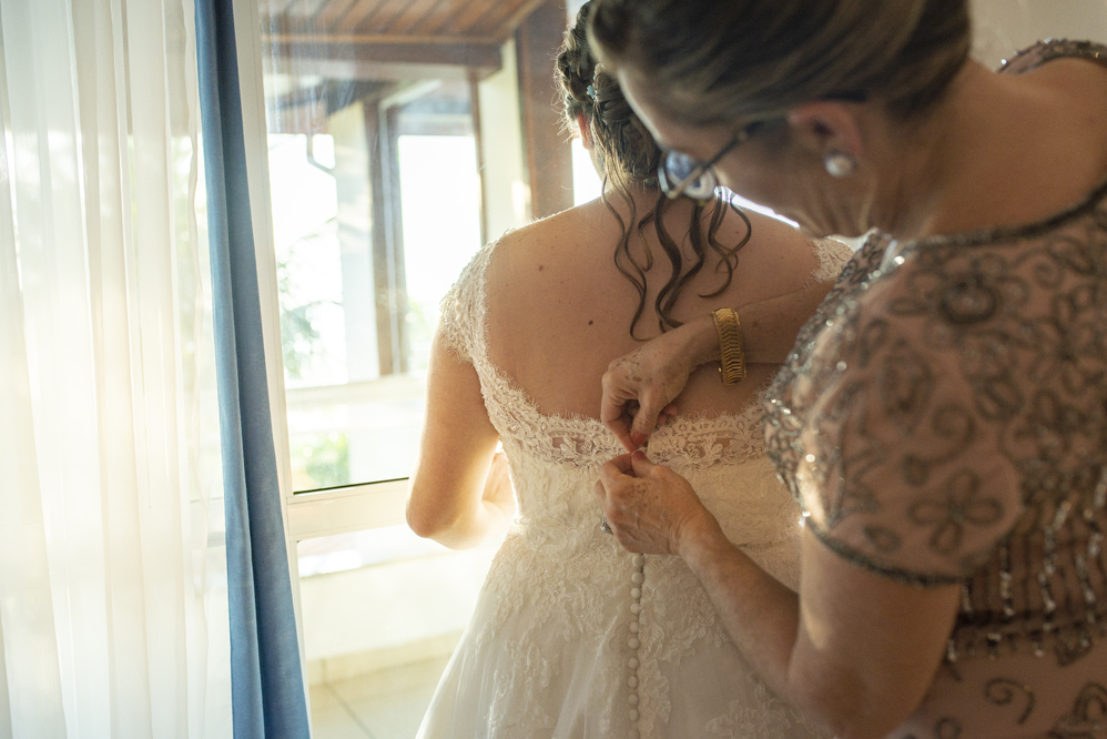 Hotel Atlântico Búzios Nossa Casa Estúdio Fotógrafo de casamento em Niterói Búzios Rio de Janeiro Cabo Frio fotografia profissional da noiva se arrumando em making of maquiadoras batom vestido brando dicas de maquiagem para arrasar com penteado 