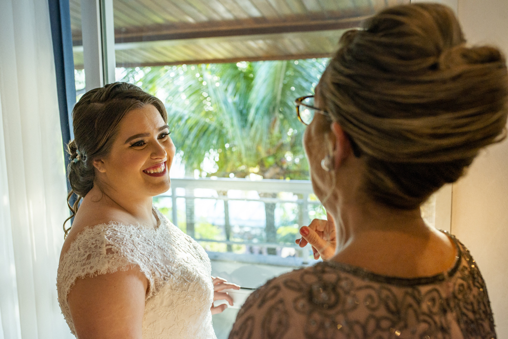 Hotel Atlântico Búzios Nossa Casa Estúdio Fotógrafo de casamento em Niterói Búzios Rio de Janeiro Cabo Frio fotografia profissional da noiva se arrumando em making of maquiadoras batom vestido brando dicas de maquiagem para arrasar com penteado 