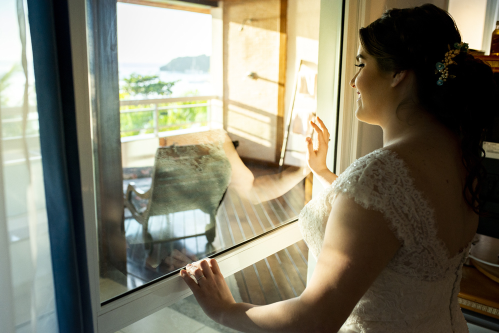 Hotel Atlântico Búzios Nossa Casa Estúdio Fotógrafo de casamento em Niterói Búzios Rio de Janeiro Cabo Frio fotografia profissional da noiva se arrumando em making of maquiadoras batom vestido brando dicas de maquiagem para arrasar com penteado 