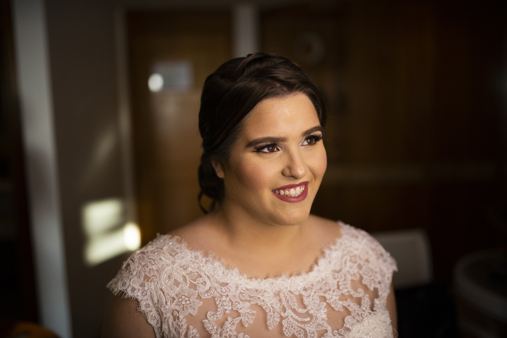 Hotel Atlântico Búzios Nossa Casa Estúdio Fotógrafo de casamento em Niterói Búzios Rio de Janeiro Cabo Frio fotografia profissional da noiva se arrumando em making of maquiadoras batom vestido brando dicas de maquiagem para arrasar com penteado 