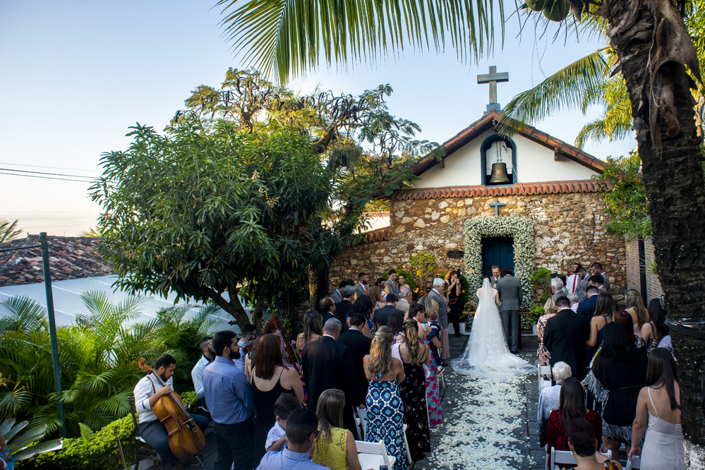 Nossa Casa Estúdio Fotografia de casamento em Niterói Rio de Janeiro Búzios Cabo Frio Hotel Atlântico Búzios noiva em cerimônia de casamento com pai antes da entrada com vestido branco no por do Sol de frente para  mar para a praia com decoração rústica