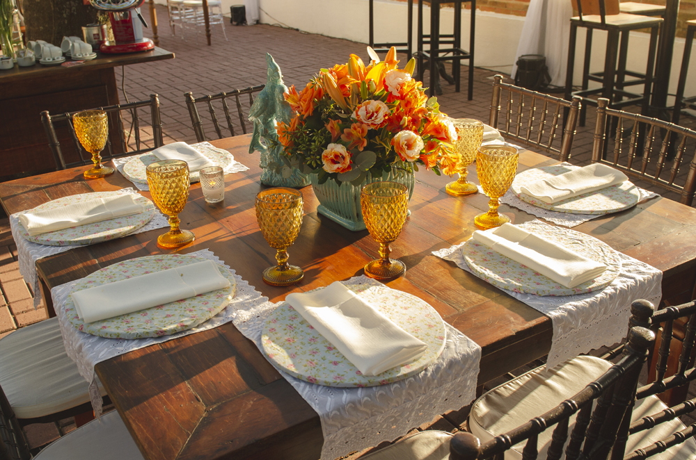 Nossa Casa Estúdio Fotografia de casamento profissional em Búzios Niterói Rio de Janeiro Decoração Rústica em festa no Hotel Atlântico Búzios para convidados casal de noivos com dicas e tendências a beira mar de dia no por do Sol laranja e docinhos