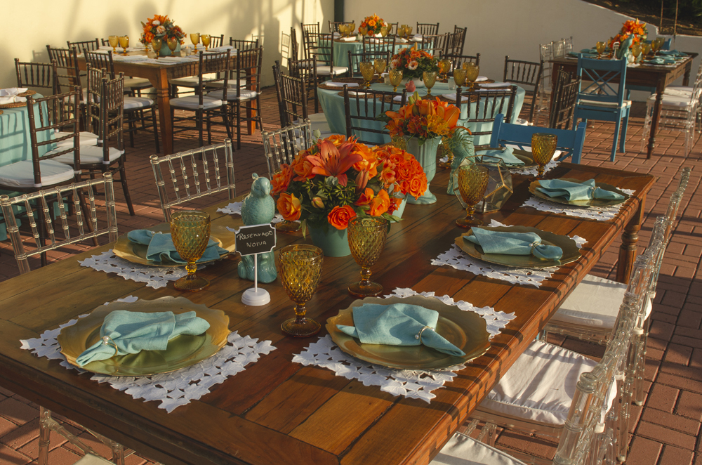 Nossa Casa Estúdio Fotografia de casamento profissional em Búzios Niterói Rio de Janeiro Decoração Rústica em festa no Hotel Atlântico Búzios para convidados casal de noivos com dicas e tendências a beira mar de dia no por do Sol laranja e docinhos