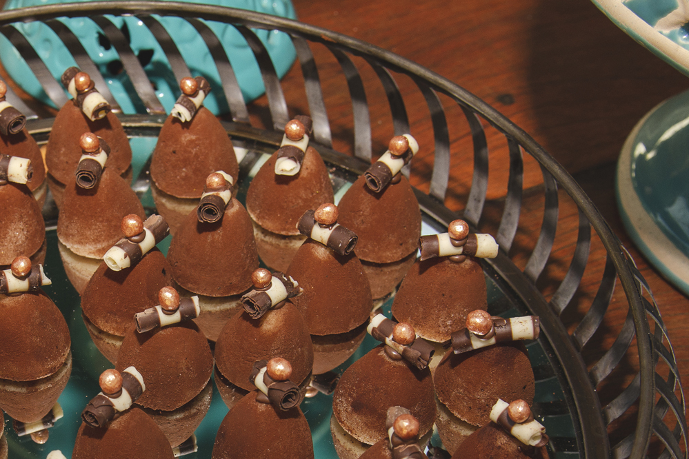 Nossa Casa Estúdio Fotografia de casamento profissional em Búzios Niterói Rio de Janeiro Decoração Rústica em festa no Hotel Atlântico Búzios para convidados casal de noivos com dicas e tendências a beira mar de dia no por do Sol laranja e docinhos