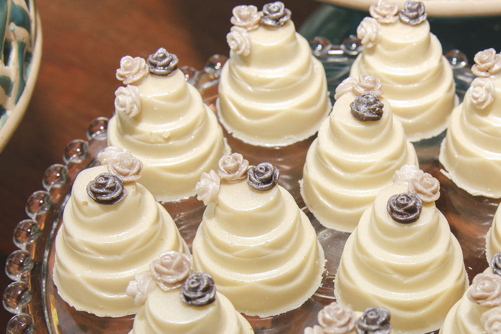 Nossa Casa Estúdio Fotografia de casamento profissional em Búzios Niterói Rio de Janeiro Decoração Rústica em festa no Hotel Atlântico Búzios para convidados casal de noivos com dicas e tendências a beira mar de dia no por do Sol laranja e docinhos