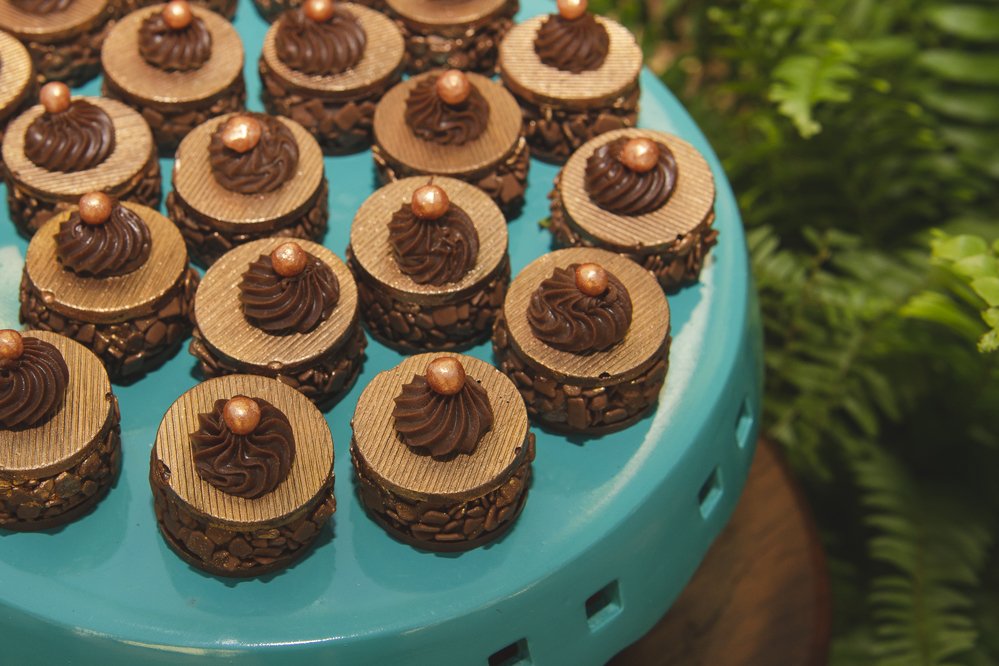Nossa Casa Estúdio Fotografia de casamento profissional em Búzios Niterói Rio de Janeiro Decoração Rústica em festa no Hotel Atlântico Búzios para convidados casal de noivos com dicas e tendências a beira mar de dia no por do Sol laranja e docinhos