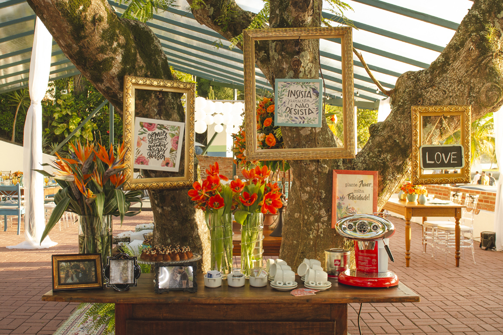 Nossa Casa Estúdio Fotografia de casamento profissional em Búzios Niterói Rio de Janeiro Decoração Rústica em festa no Hotel Atlântico Búzios para convidados casal de noivos com dicas e tendências a beira mar de dia no por do Sol laranja e docinhos
