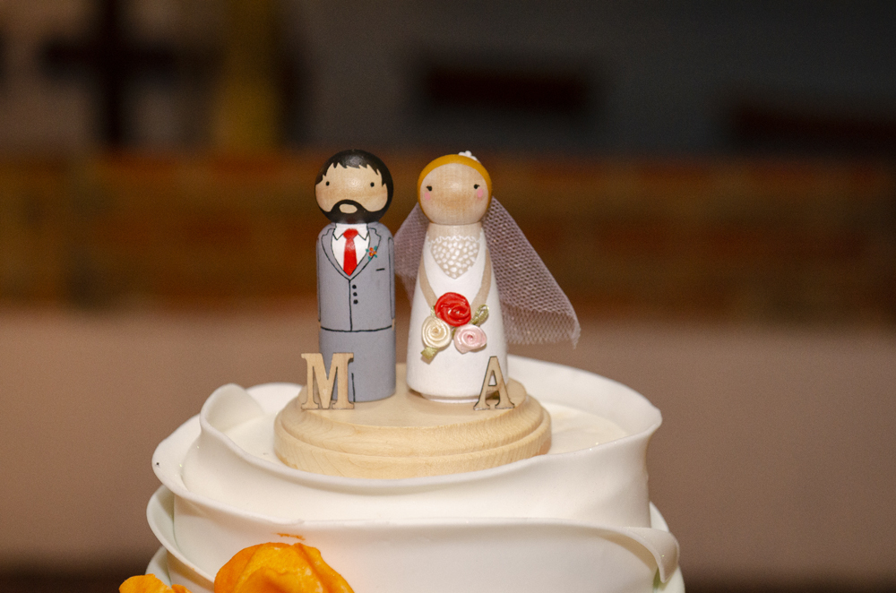 Nossa Casa Estúdio Fotografia de casamento profissional em Búzios Niterói Rio de Janeiro Decoração Rústica em festa no Hotel Atlântico Búzios para convidados casal de noivos com dicas e tendências a beira mar de dia no por do Sol laranja e topo de bolo