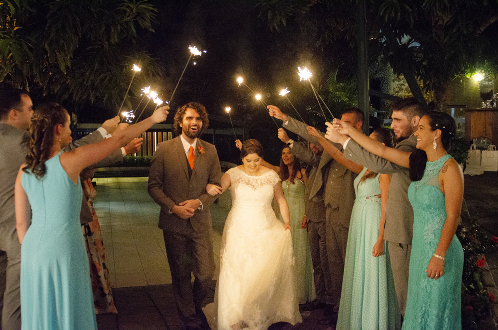 Nossa Casa Estúdio Fotografia profissional de casamento em Niterói Búzios Cabo Frio Rio de Janeiro em Hotel Atlântico Búzios entrada dos noivos na festa com padrinhos e madrinhas com vestido verde 