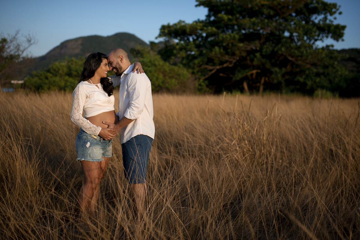 Nossa Casa Estúdio Ensaio gestante casal em Niterói Rio de Janeiro RJ fotógrafo profissional Gilson Freitas por do sol na praia e campo rústico roupas e acessórios para ensaio como fazer dicas bebê mamãe gravidez ar livre floresta mar infantil melhores 