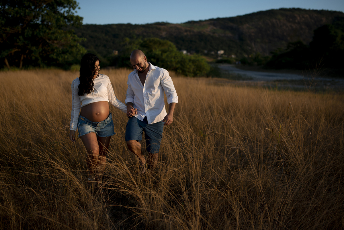 Nossa Casa Estúdio Ensaio gestante casal em Niterói Rio de Janeiro RJ fotógrafo profissional Gilson Freitas por do sol na praia e campo rústico roupas e acessórios para ensaio como fazer dicas bebê mamãe gravidez ar livre floresta mar infantil melhores 