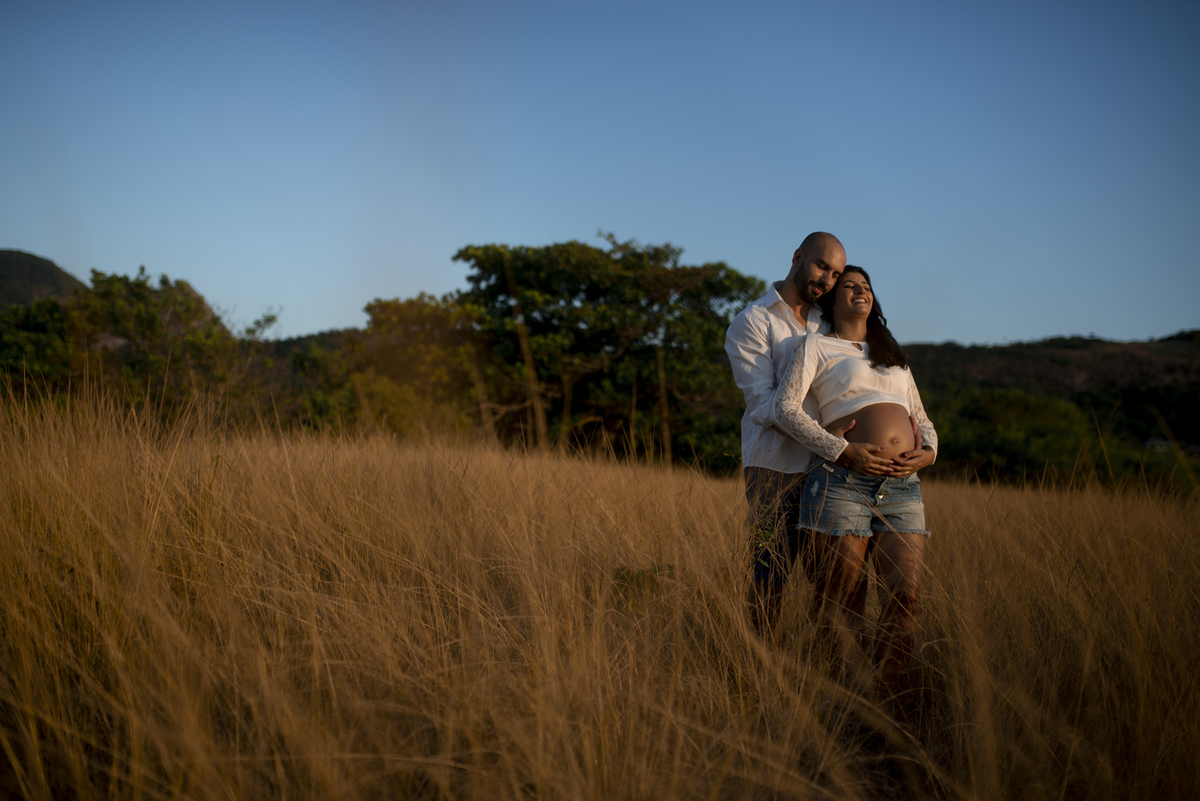 Nossa Casa Estúdio Ensaio gestante casal em Niterói Rio de Janeiro RJ fotógrafo profissional Gilson Freitas por do sol na praia e campo rústico roupas e acessórios para ensaio como fazer dicas bebê mamãe gravidez ar livre floresta mar infantil melhores 