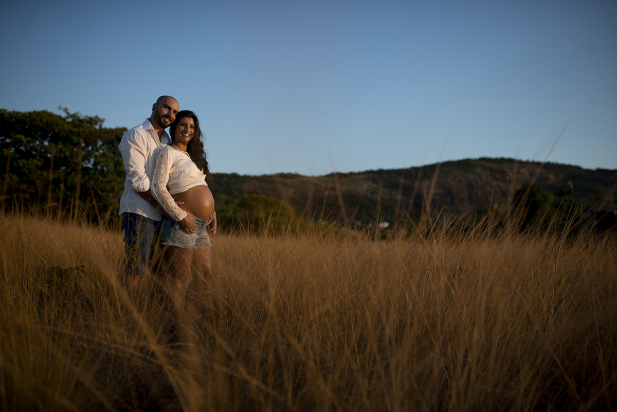 Nossa Casa Estúdio Ensaio gestante casal em Niterói Rio de Janeiro RJ fotógrafo profissional Gilson Freitas por do sol na praia e campo rústico roupas e acessórios para ensaio como fazer dicas bebê mamãe gravidez ar livre floresta mar infantil melhores 