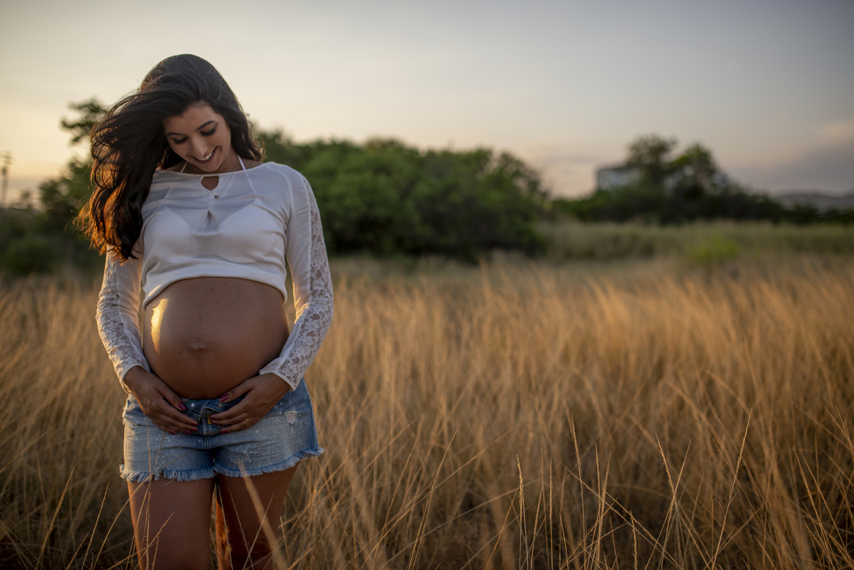 Nossa Casa Estúdio Ensaio gestante casal em Niterói Rio de Janeiro RJ fotógrafo profissional Gilson Freitas por do sol na praia e campo rústico roupas e acessórios para ensaio como fazer dicas bebê mamãe gravidez ar livre floresta mar infantil melhores 