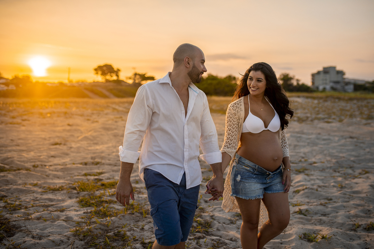 Nossa Casa Estúdio Ensaio gestante casal em Niterói Rio de Janeiro RJ fotógrafo profissional Gilson Freitas por do sol na praia e campo rústico roupas e acessórios para ensaio como fazer dicas bebê mamãe gravidez ar livre floresta mar infantil melhores 