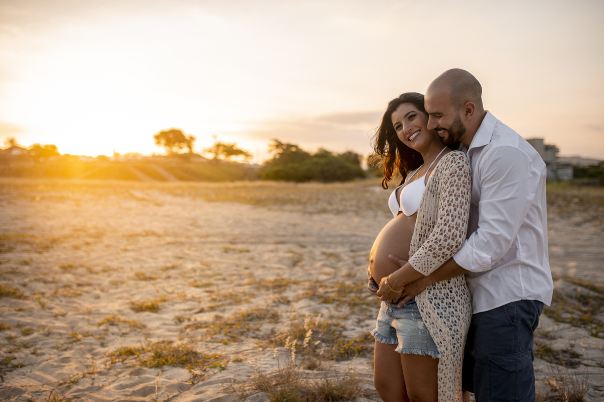 Nossa Casa Estúdio Ensaio gestante casal em Niterói Rio de Janeiro RJ fotógrafo profissional Gilson Freitas por do sol na praia e campo rústico roupas e acessórios para ensaio como fazer dicas bebê mamãe gravidez ar livre floresta mar infantil melhores 