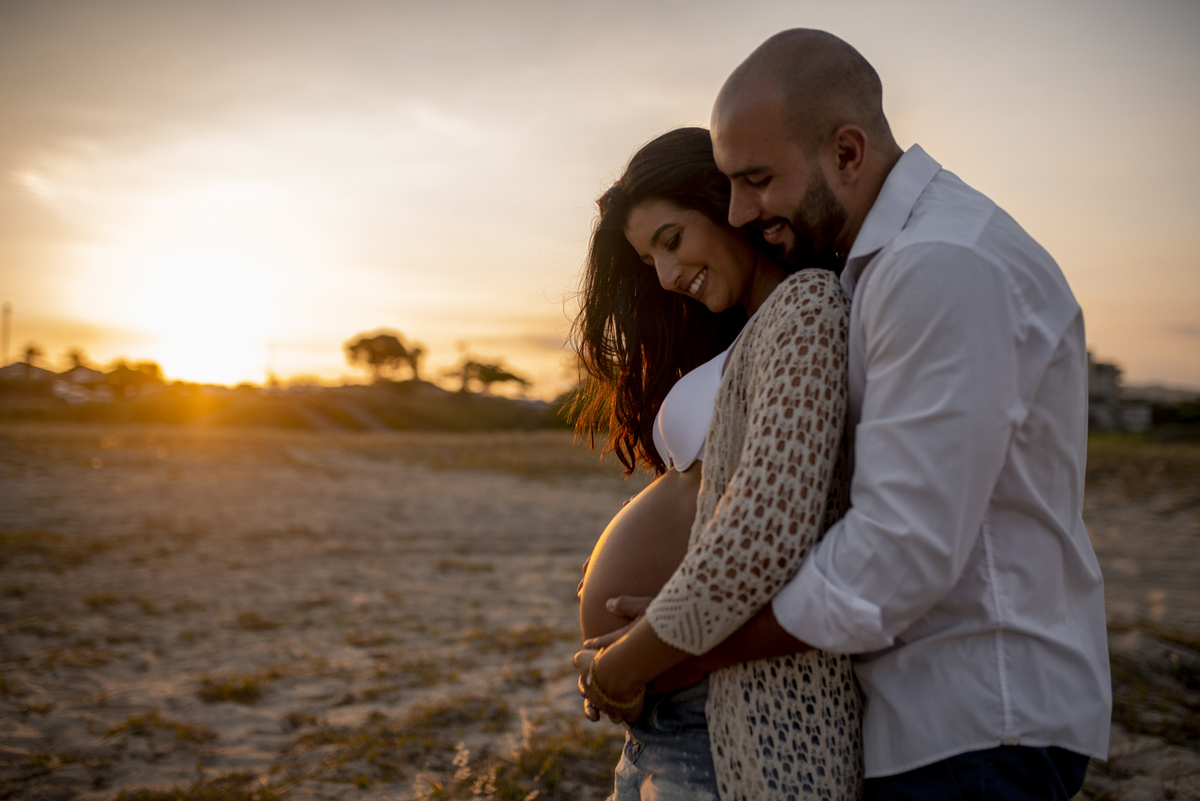 Nossa Casa Estúdio Ensaio gestante casal em Niterói Rio de Janeiro RJ fotógrafo profissional Gilson Freitas por do sol na praia e campo rústico roupas e acessórios para ensaio como fazer dicas bebê mamãe gravidez ar livre floresta mar infantil melhores 