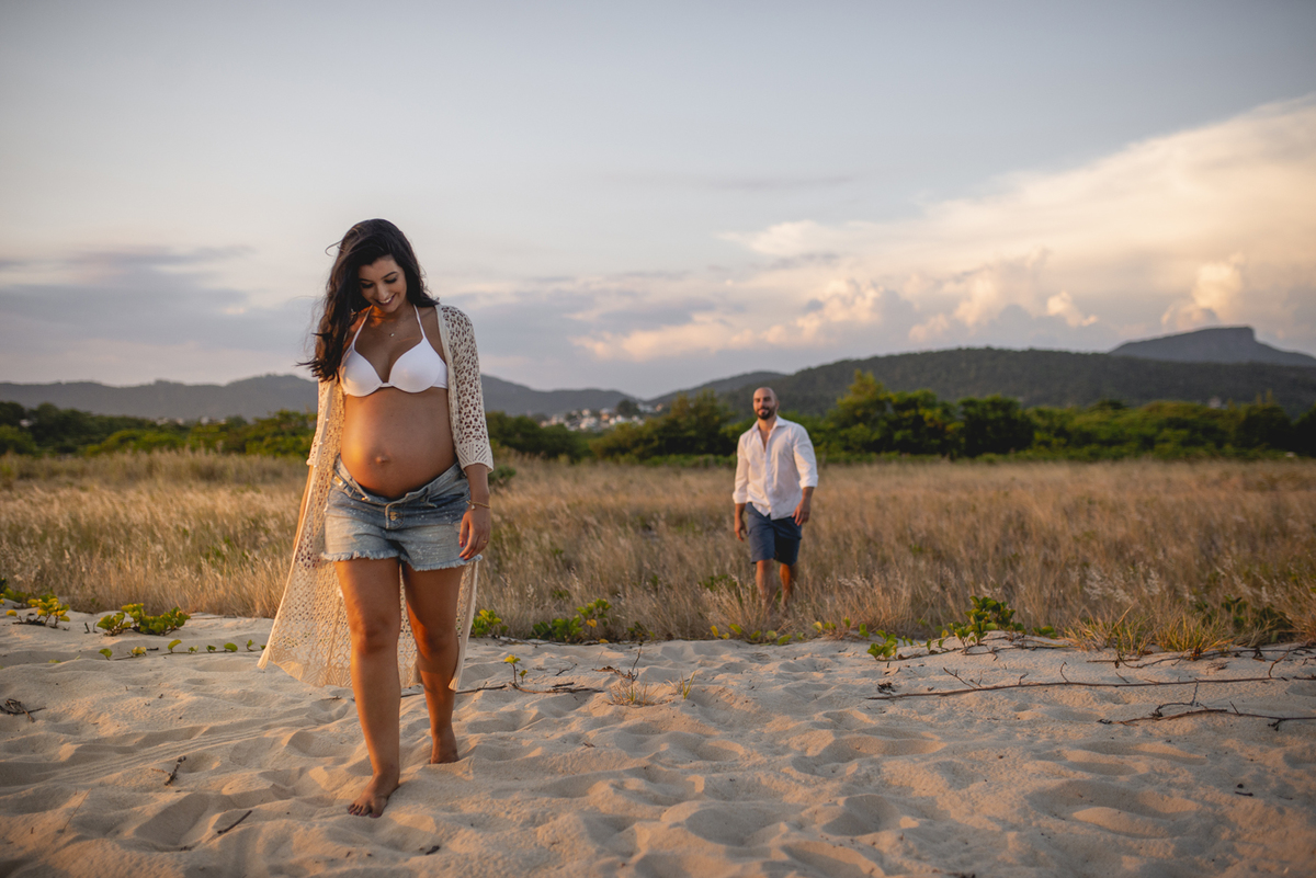Nossa Casa Estúdio Ensaio gestante casal em Niterói Rio de Janeiro RJ fotógrafo profissional Gilson Freitas por do sol na praia e campo rústico roupas e acessórios para ensaio como fazer dicas bebê mamãe gravidez ar livre floresta mar infantil melhores 